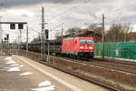 rathenow/603927/185-257-3-db-cargo-mit-einem 185 257-3 DB Cargo mit einem Röhrenzug von Mühlheim nach Mukran in Rathenow. 20.03.2018
