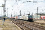stendal/604636/386-020-2-metrans-rail-sro-mit 386 020-2 METRANS Rail s.r.o. mit einem Containerzug in Stendal und fuhr weiter in Richtung Magdeburg. 24.03.2018