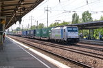186 421-4 Railpool GmbH für RTB Cargo - Rurtalbahn Cargo GmbH mit einem Containerzug in Berlin-Schönefeld Flughafen und fuhr weiter in Richtung Grünauer Kreuz. Am Zugende hing noch die 189 285-0. 07.06.2016