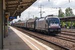 ES 64 U2 - 029 (182 529-8) MRCE Dispolok GmbH für TXL - TX Logistik AG mit einem gemischten Güterzug aus Schiebewandwagen und Taschenwagen bestehend in Berlin-Schönefeld Flughafen und