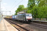 ES 64 F4 - 450 (5170 024-1) MRCE Dispolok GmbH für METRANS Rail s.r.o. mit einem Containerzug in Friesack und fuhr weiter in Richtung Wittenberge. 28.04.2018