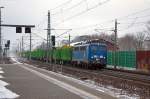 140 037-1 PRESS (140 831-9) mit einem leeren Holzzug in Rathenow und fuhr in Richtung Wustermark weiter. 08.02.2013