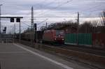 185 177-3 DB Schenker Rail Deutschland AG mit einem gemischtem Gterzug in Rathenow und fuhr in Richtung Wustermark weiter.