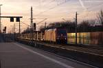 rathenow/312509/185-260-7-db-schenker-rail-deutschland 185 260-7 DB Schenker Rail Deutschland AG mit einem leeren Autotransportzug, bei der Durchfahrt in Richtung. Sie fuhr in Richtung Wustermark weiter. 23.12.2013