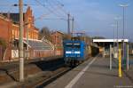 145 023-6 PRESS (145 083-2) mit einem Holzzug in Rathenow und fuhr weiter in Richtung Stendal.