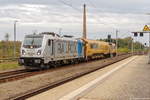 187 310-8 Railpool GmbH für evb logistik mit einem Schienenschleifzug in Rathenow.