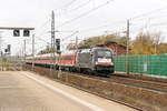 ES 64 U2 - 013 (182 513-2) MRCE Dispolok GmbH für DB Regio mit dem IRE 4275  Berlin-Hamburg-Express  von Hamburg Hbf nach Berlin Ostbahnhof in Rathenow.