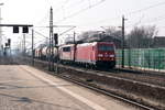 185 395-1 DB Cargo mit der Wagenlok 155 212-4 und einem gemischten Güterzug in Rathenow und fuhr weiter in Richtung Wustermark. 25.03.2018 