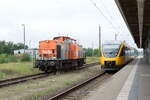 V 160.10 (203 142-5) hvle - Havelländische Eisenbahn AG, kam Lz aus Premnitz zurück. Am Gleis 2 in Rathenow stand, VT 643.05 (643 362-6) Hanseatische Eisenbahn GmbH als RB34 (RB 62237) von Rathenow nach Stendal. 11.09.2022