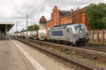 383 401-7 METRANS a.s., mit einem Containerzug in Rathenow und fuhr weiter in Richtung Wustermark. 10.08.2023