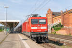 112 190-4 mit dem RE4 von Rathenow nach Falkenberg(Elster), bei der Ausfahrt aus Rathenow. 14.08.2023