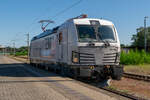 193 768-9 Siemens Mobility, bei der Ausfahrt aus Rathenow und fuhr in Richtung Stendal weiter.