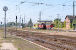 D21 (211 125-0) BE - Bentheimer Eisenbahn AG mit einem Multi Purpose Vehicle  MPV (2-achsig) der Firma WINDHOFF in Stendal und fuhr weiter in Richtung Rathenow.