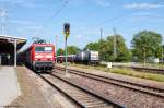 203 841-2 STRABAG Rail GmbH mit einem Güterzug aus Richtung Rathenow kommend in Stendal.