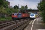 421 395-5 SBB Cargo mit einem Containerzug in Hamburg-Harburg und die 246 006-1  Hemmoor  metronom Eisenbahngesellschaft mbH mit dem metronom (ME 81519) von Hamburg Hbf nach Cuxhaven. 31.08.2012