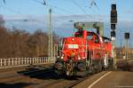 261 071-5 DB Schenker Rail Deutschland AG mit der Wagenlok 294 846-1 in Magdeburg-Neustadt und fuhr weiter in Richtung Hauptbahnhof. 13.01.2015 