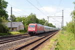 101 103-0 mit dem IC 2502 von Berlin Hbf (tief) nach Hamburg-Altona in Friesack. 24.05.2019