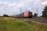 br-6145-traxx-vorserie/277813/145-053-5-db-schenker-rail-deutschland 145 053-5 DB Schenker Rail Deutschland AG mit einem Containerzug in Vietznitz und fuhr in Richtung Nauen weiter. 02.07.2013