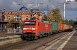 br-6152-siemens-es-64-f/300437/152-112-9-db-schenker-rail-deutschland 152 112-9 DB Schenker Rail Deutschland AG mit einem Containerzug in Uelzen und fuhr in Richtung Celle weiter. 18.10.2013