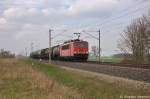 155 131-6 DB Schenker Rail Deutschland AG mit einem gemischtem Gterzug aus Wittenberge, bei der Durchfahrt in Vietznitz und fuhr in Richtung Nauen weiter. 25.04.2013