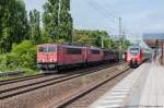 155 095-3 DB Schenker Rail Deutschland AG mit der Wagenlok 155 192-8 und einem H-Wagen Ganzzug in Berlin Jungfernheide und fuhr weiter in Richtung Berlin Westhafen. 19.05.2015