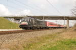 ES 64 U2 - 099 (182 599-1) MRCE Dispolok GmbH für DB Regio mit dem IRE 4278  Berlin-Hamburg-Express  von Berlin Ostbahnhof nach Hamburg Hbf in Nennhausen.