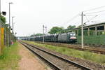 ES 64 U2 - 028 (182 528-0) MRCE Dispolok GmbH für Crossrail AG mit einem Jeep Transportzug in Großwudicke und fuhr weiter in Richtung Rathenow.