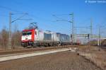 185 598-0 akiem fr ITL Eisenbahn GmbH mit der Wagenlok 185 562-6 und einem Containerzug, bei der Durchfahrt in Stendal(Wahrburg) und fuhr in Richtung Wittenberge weiter. 05.03.2013