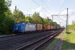 185 524-6 ITL - Eisenbahngesellschaft mbH mit einem Containerzug in Friesack und fuhr weiter in Richtung Nauen. 28.04.2018