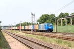 185 522-0 ITL - Eisenbahngesellschaft mbH mit einem Containerzug in Großwudicke und fuhr weiter in Richtung Rathenow.