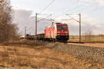 185 300-1 DB Cargo mit einem gemischtem Güterzug von Seelze nach Seddin in Nennhausen.