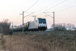 185 690-5 Railpool GmbH für CTL Logistics GmbH mit einem Kesselzug  Umweltgefährdender Stoff, flüssig  in Nennhausen und fuhr weiter in Richtung Wustermark.