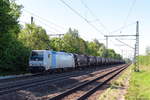 185 690-5 Railpool GmbH für CTL Logistics GmbH mit einem Kesselzug  Umweltgefährdender Stoff, flüssig  in Friesack und fuhr weiter in Richtung Nauen.