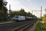 185 690-5 Railpool GmbH für CTL Logistics GmbH mit einem Kesselzug  Umweltgefährdender Stoff, flüssig  in Friesack und fuhr weiter in Richtung Nauen.