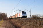 186 438-8 Railpool GmbH für Crossrail Benelux N.V. mit einem Containerzug in Nennhausen und fuhr weiter in Richtung Wustermark. 22.02.2019