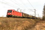187 101 DB Cargo mit einem gemischten Güterzug von Seddin nach Maschen in Nennhausen. 11.01.2020 Wegen Gleisbauarbeiten zwischen Brieselang und Nauen wurde der Zug über Rathenow und Stendal umgeleitet.