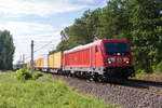 187 132 DB Cargo mit einem DHL Containerzug in Nennhausen und fuhr weiter nach Berlin. 23.08.2020
