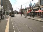 T24-Zug: Einfahrt in die Haltestelle Alexanderplatz (M2).