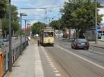 Tw 5984 f�hrt in die Haltestelle beim S-Bhf.