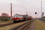 br-1232-v-300/853691/232-005-9-db-cargo-mit-einem 232 005-9 DB Cargo mit einem gemischtem Güterzug in Rathenow und fuhr weiter in Richtung Wustermark. 18.12.2023