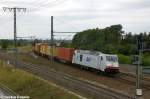285 108-7 ITL Eisenbahn GmbH mit einem Containerzug in Stendal Ortsteil Wahrburg.
