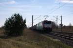 185 598-0 akiem für ITL - Eisenbahngesellschaft mbH mit der Wagenlok 185 543-6 und einem Containerzug in Demker und fuhr in Richtung Stendal weiter. 20.03.2014