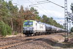 193 894-3 ITL - Eisenbahngesellschaft mbH mit einem Kesselzug  Dieselkraftstoff oder Gasöl oder Heizöl (leicht)  bei Friesack und fuhr weiter in Richtung Wittenberge.