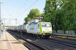 145 095-6 ITL - Eisenbahngesellschaft mbH mit einem Kesselzug  Umweltgefährdender Stoff, flüssig  in Friesack und fuhr weiter in Richtung Wittenberge.
