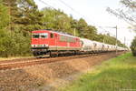 MEG 709 (155 049-0) Mitteldeutsche Eisenbahn GmbH mit einem Kesselzug bei Friesack und fuhr weiter in Richtung Wittenberge.