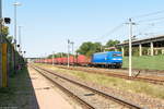 145 030-7 PRESS (145 085-7) mit einem leeren Holzzug in Großwudicke und fuhr weiter in Richtung Rathenow.
