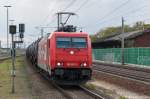 185 587-3 Macquarie Europesold Rail für RheinCargo GmbH  HGK 2055  mit einem Kesselzug  Umweltgefährdender Stoff, flüssig  in Rathenow und fuhr weiter in Richtung Wustermark. 30.04.2015