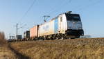 186 422-2 Railpool GmbH für RTB CARGO GmbH mit einem Containerzug in Nennhausen und fuhr weiter in Richtung Wustermark. 10.12.2019