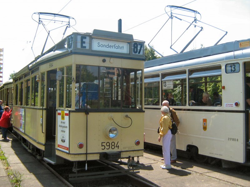 Triebwagen Typ T24 im Vordergrund, Schleife Wuhletalstrasse in Berlin-Marzahn 14.6.2009