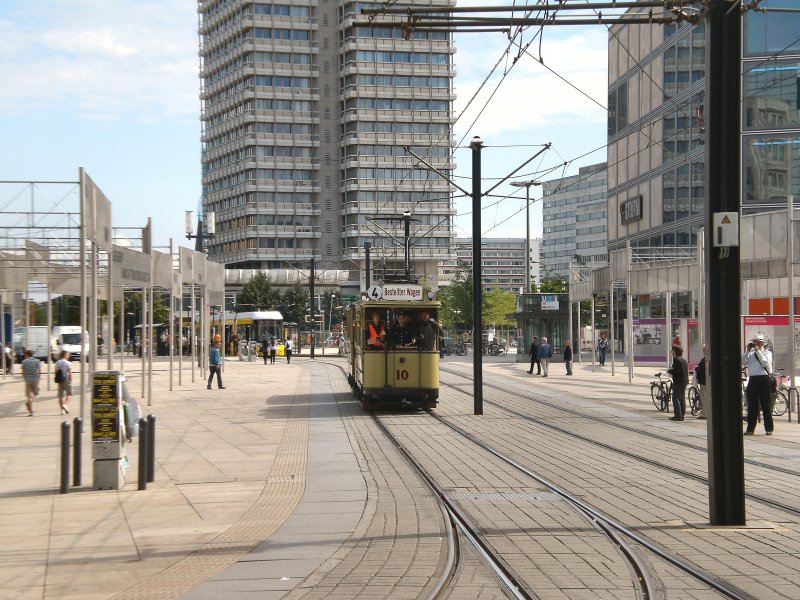 Tw 10 am Alexanderplatz, hinten Flexity - 12.7. 2009